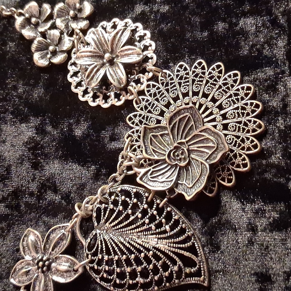Premier Designs Silver Floral Charm Necklace - Picture 4 of 8